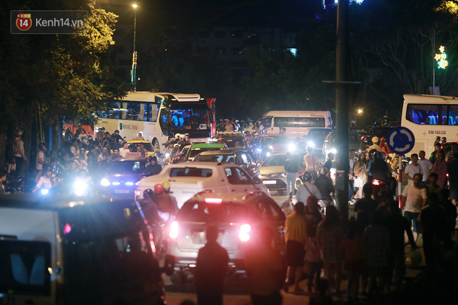 Đà Lạt chật kín du khách và phương tiện, các ngả đường ùn tắc kinh hoàng tối 30/4